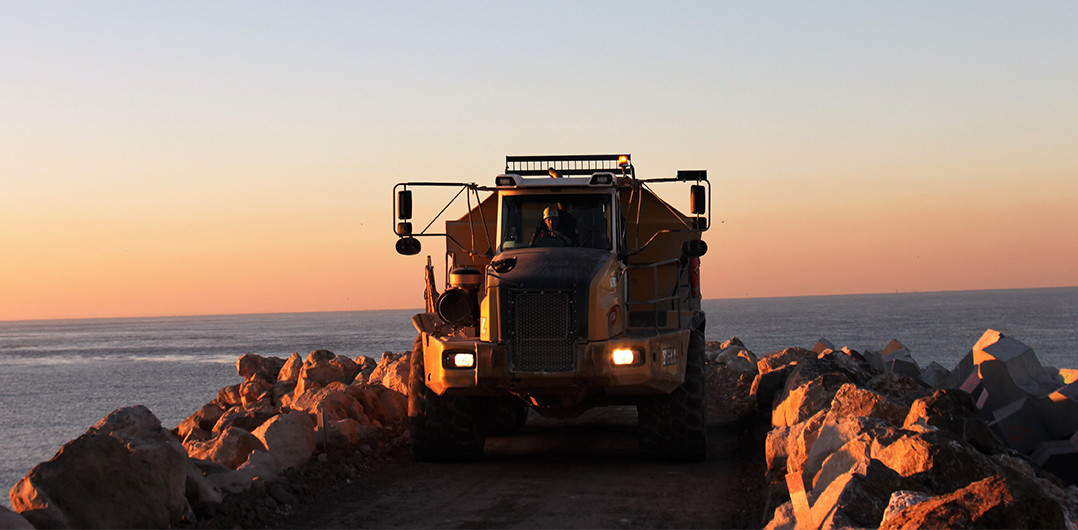 Dumper sur la digue principale