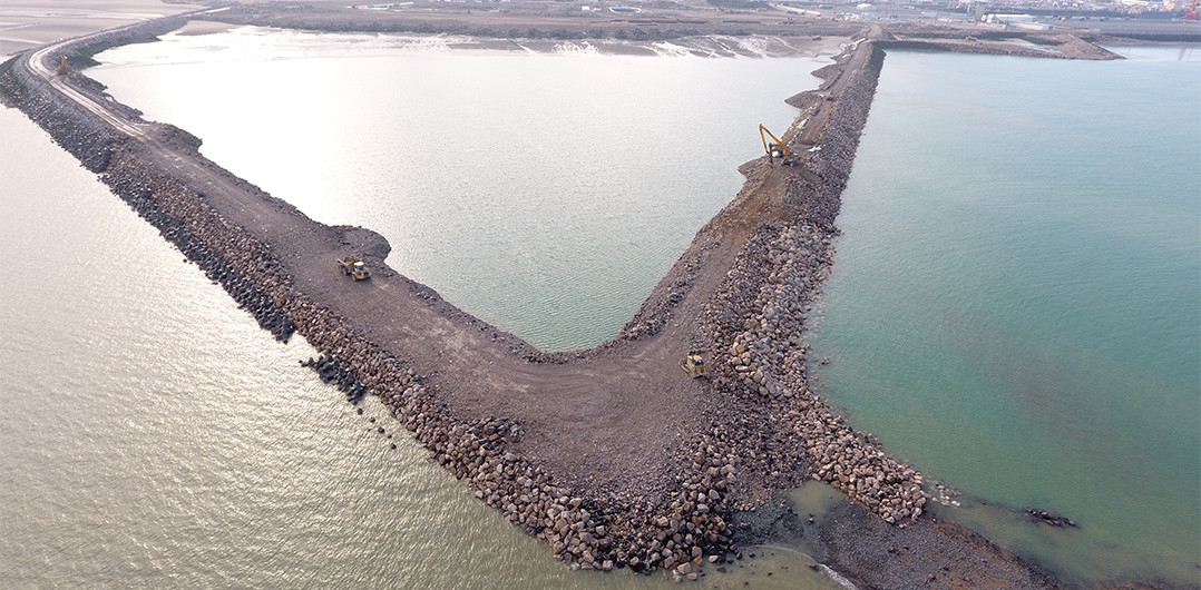 The junction between the breakwater and the Eastern inner embankment before backfilling
