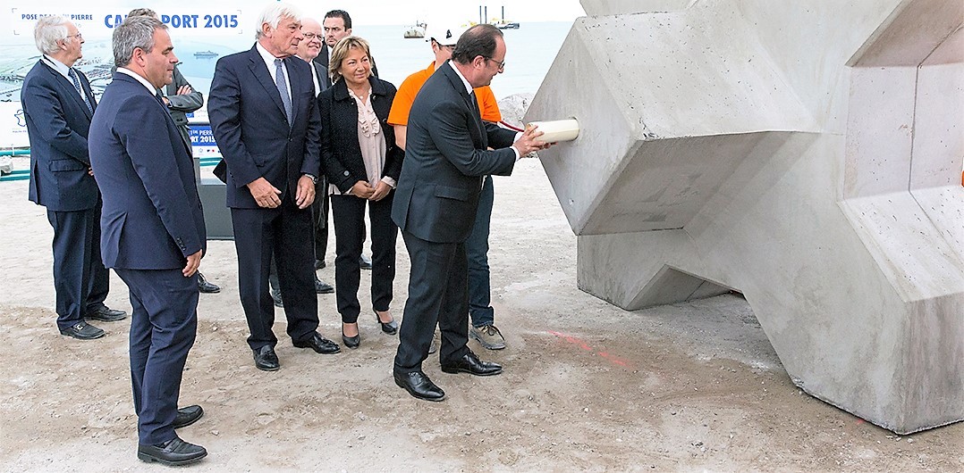 Pose symbolique de la première pierre Calais Port 2015