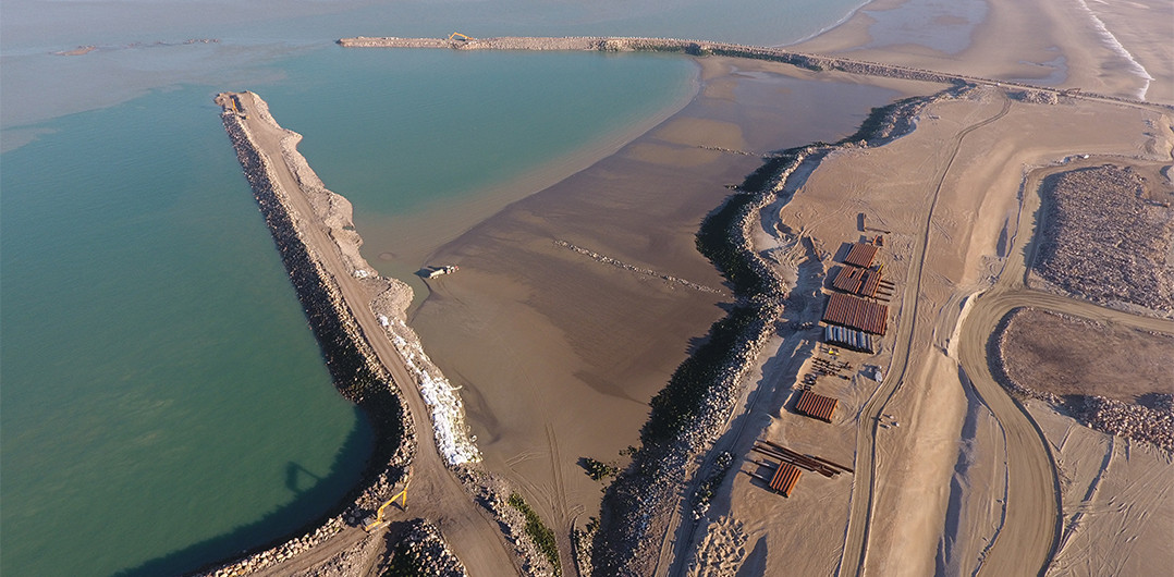 The Eastern inner embankment and the main breakwater in January 2017