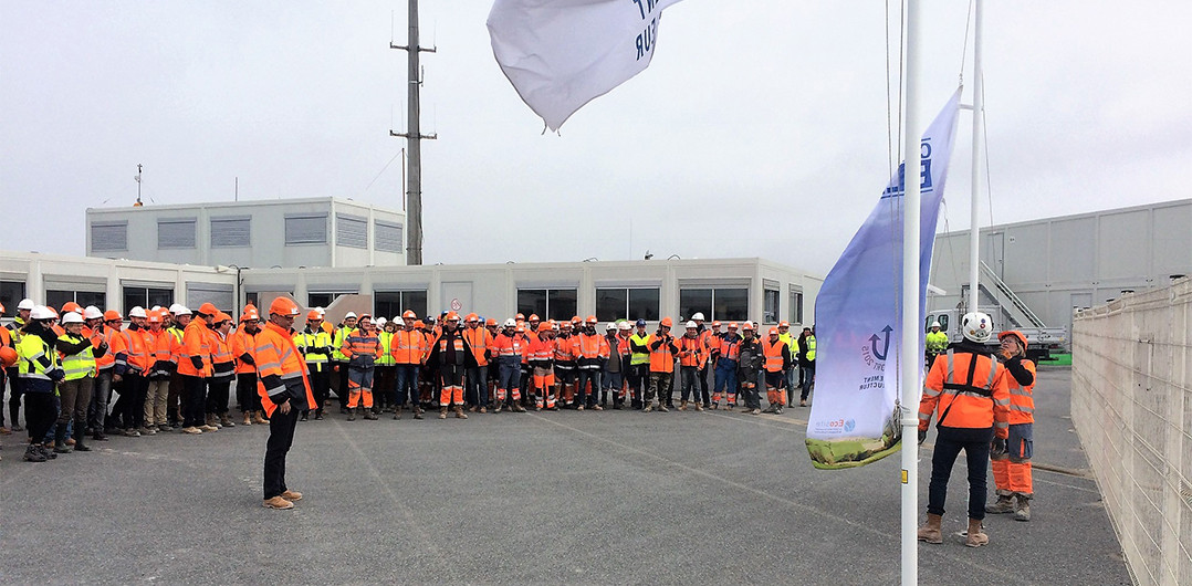 Levée du drapeau Label Bleu à la base vie