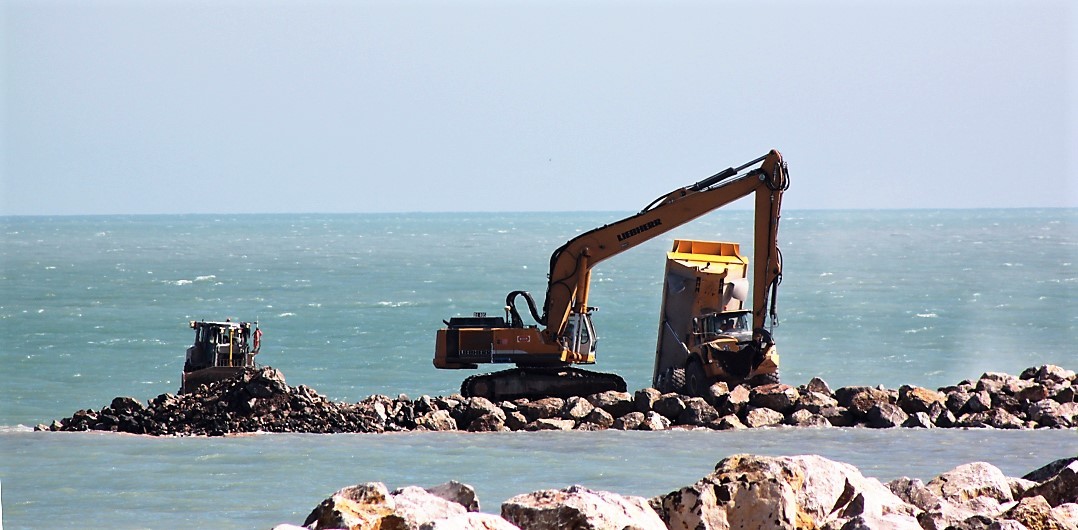 Travaux sur les premiers mètres en mer de la digue principale