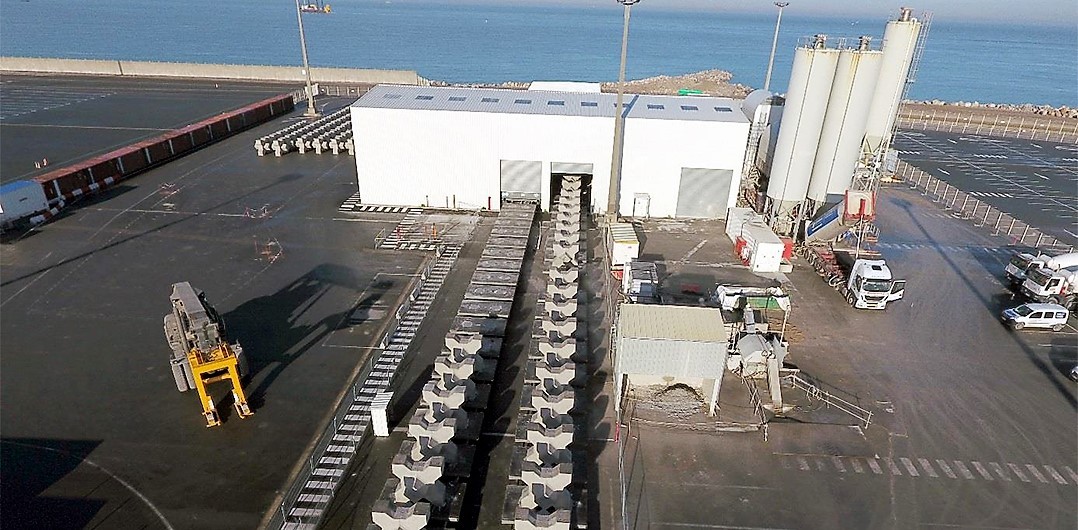 Vue aérienne de l'usine à Xblocs® et de la centrale à béton