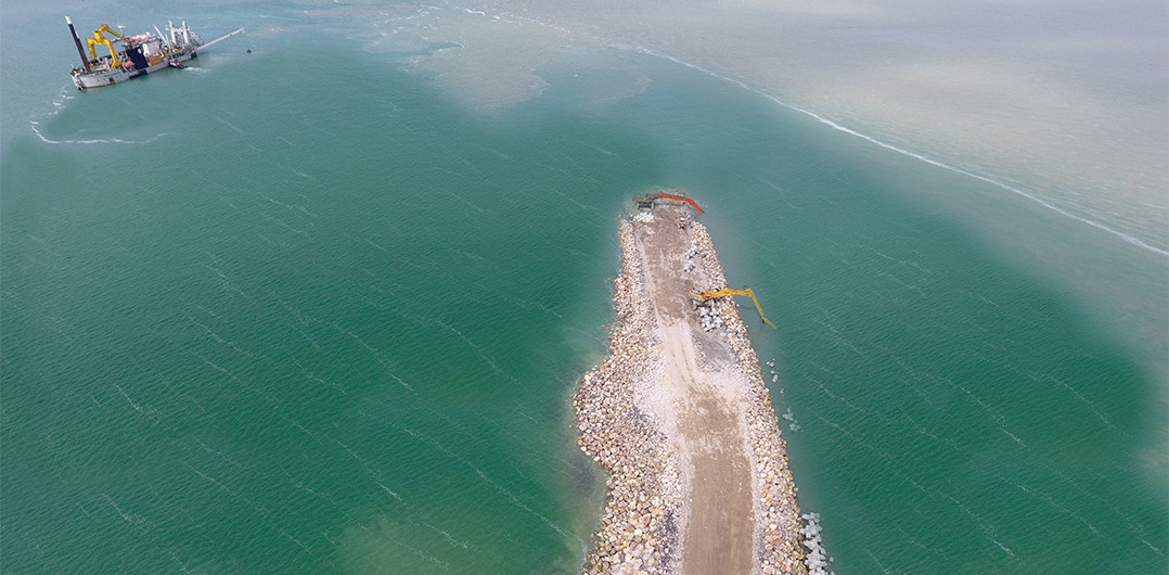 Au bout de la digue en construction