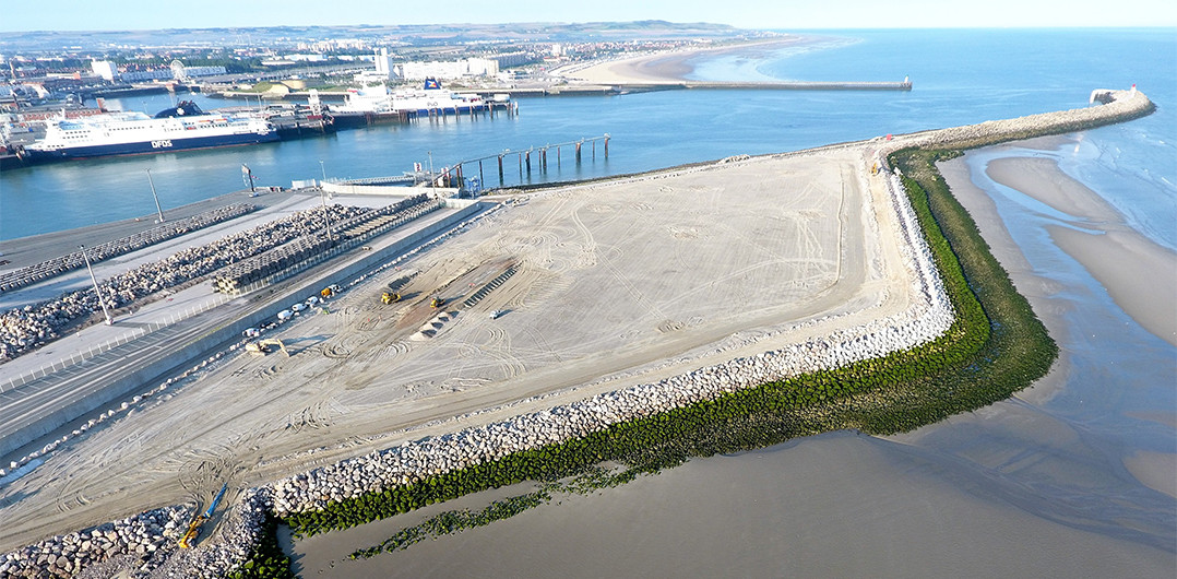 Vue aérienne du perré Est avec en arrière-plan le port actuel